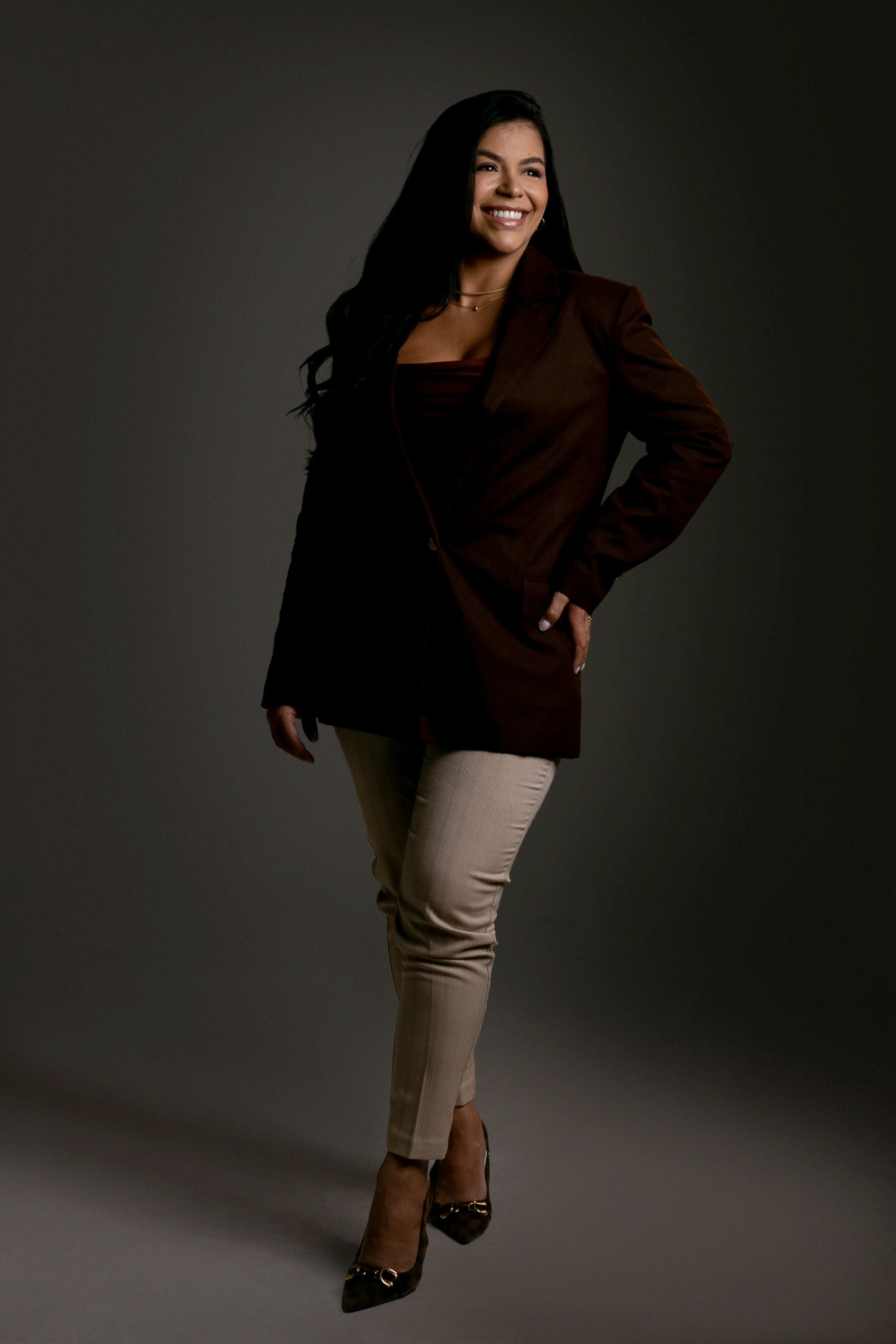 Dra. Mikaelly Benigno em retrato profissional com roupa preta